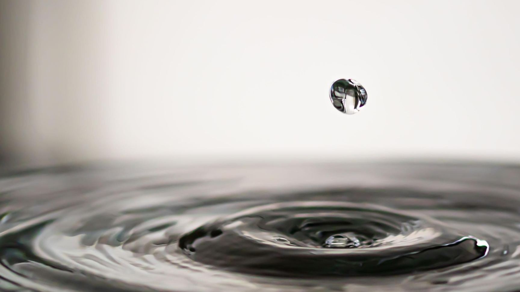 Ein tropfen fällt aufs Wasser 