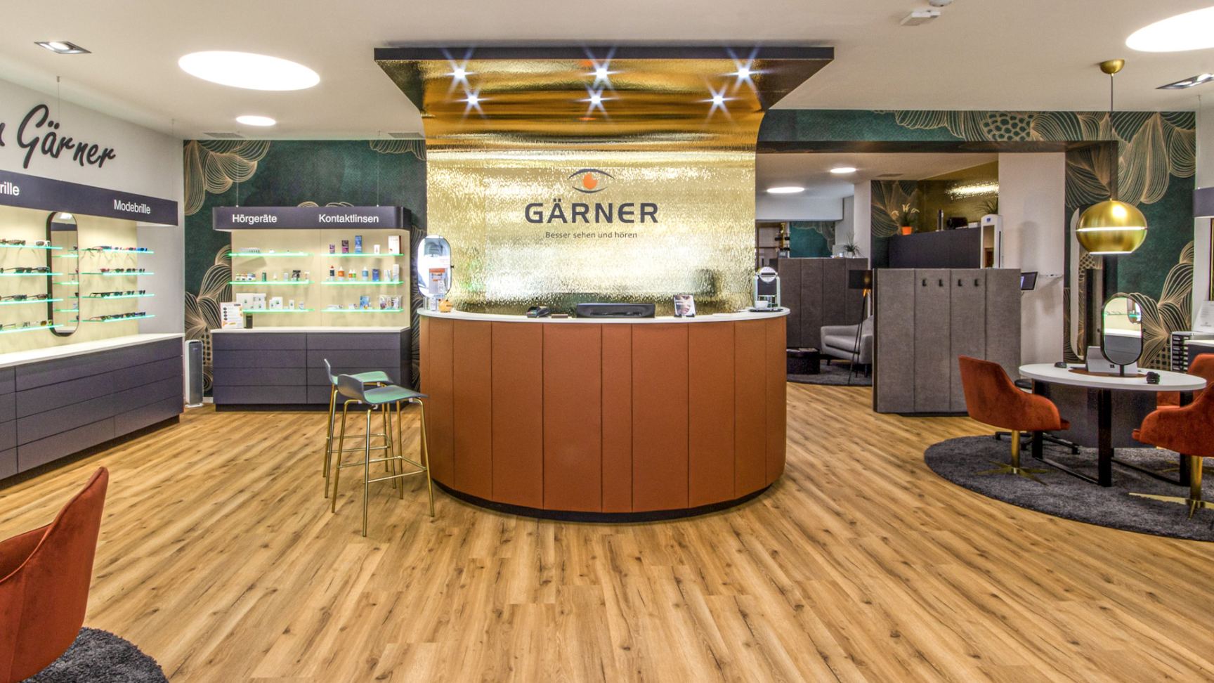 Einladender Verkaufsraum mit goldenem Empfang im Mittelpunkt