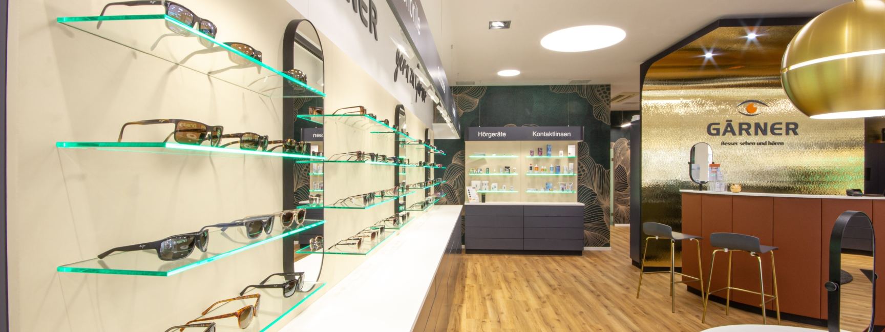 Geschäft mit einer Vielzahl von Brillen, die an einem Regal ausgestellt sind.